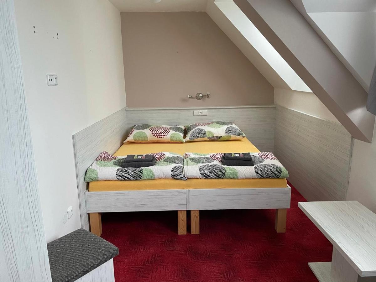 Orlovna Sitborice Hotel ภายนอก รูปภาพ