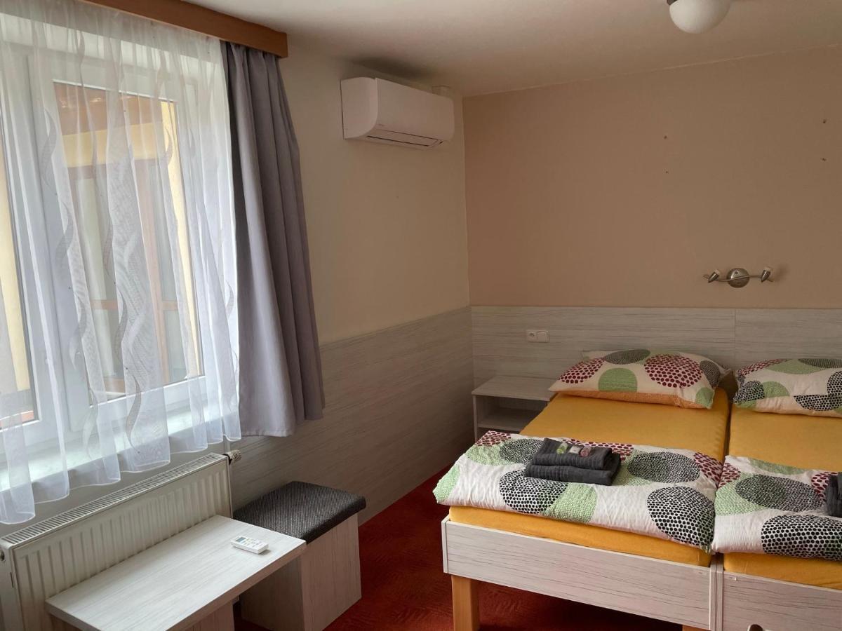 Orlovna Sitborice Hotel ภายนอก รูปภาพ